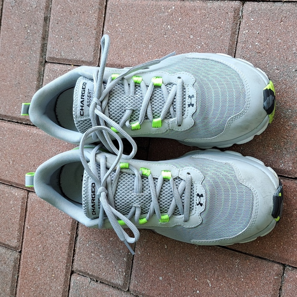 UnderArmour Charged Assert Deluxe foam athletic shoes, size 11.5D Grey with lime